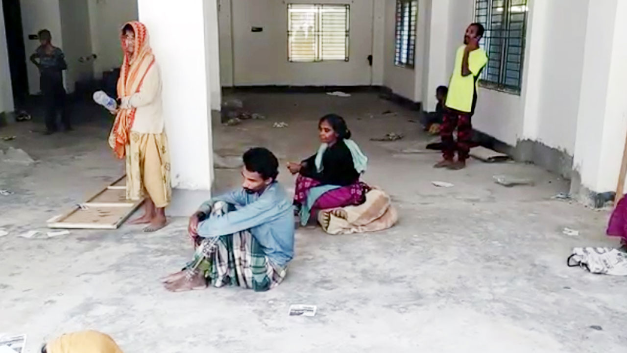 সাবেক এমপির বাসা দখল করে পাগলের আশ্রম বানালেন সমন্বয়ক